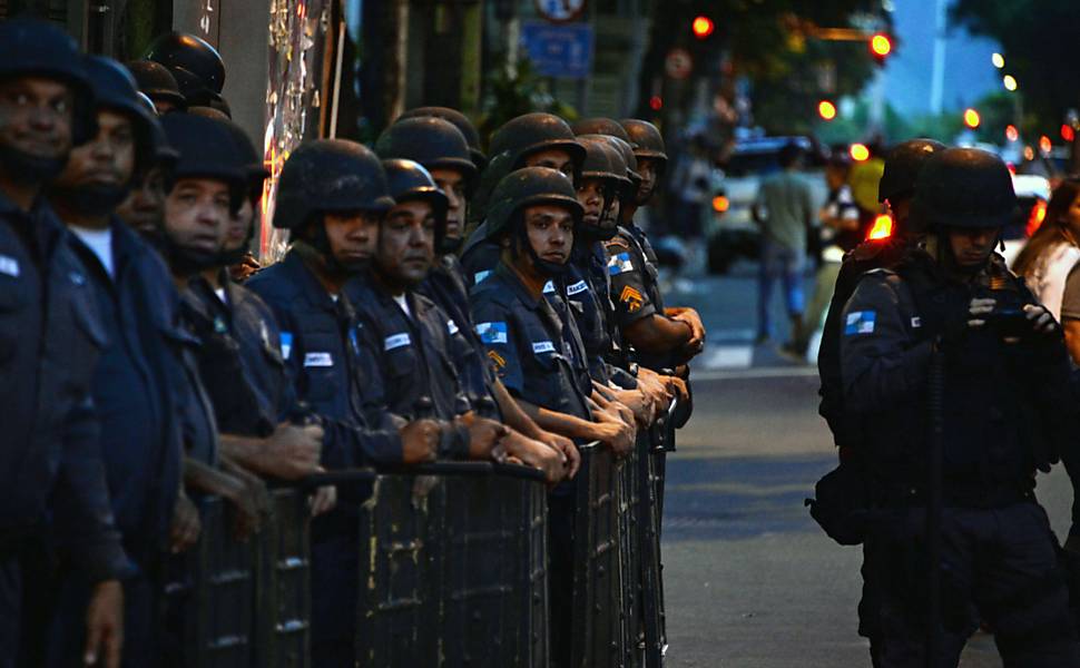 Policiais do Choque observam manifestantes durante marcha contra aumento da tarifa 