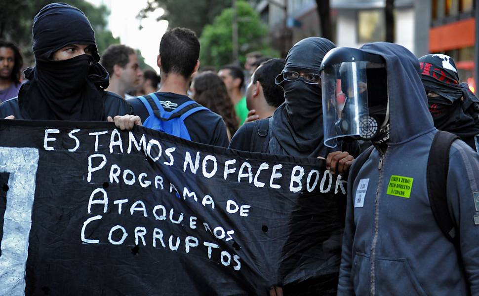 Manifestantes marcham contra aumento da tarifa do transporte, no Rio de Janeiro 