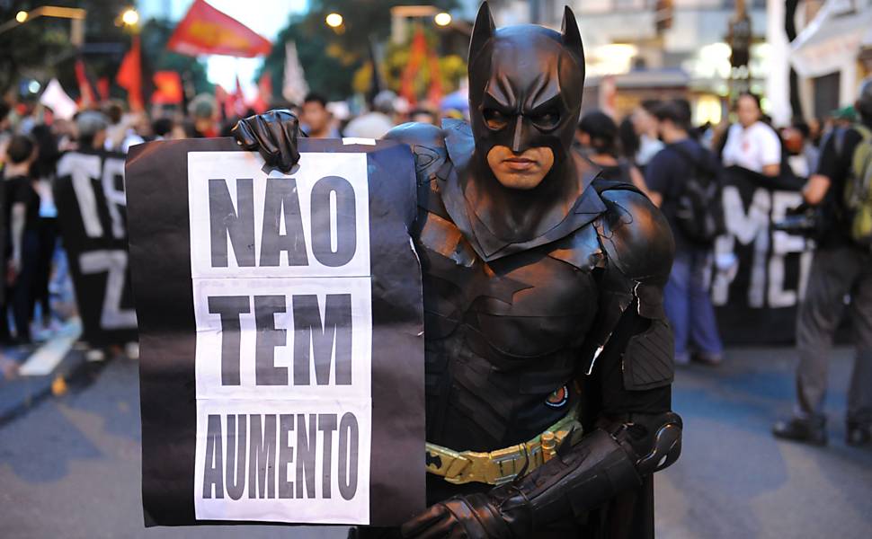 Manifestante fantasiado de Batman participa da marcha contra o aumento da tarifa 