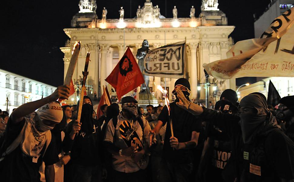 Manifestantes protestam contra aumento da tarifa em frente ao Theatro Municipal do Rio 