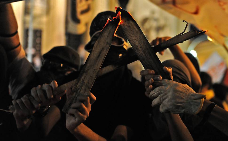 Manifestantes protestam contra aumento da tarifa em frente ao Theatro Municipal do Rio 