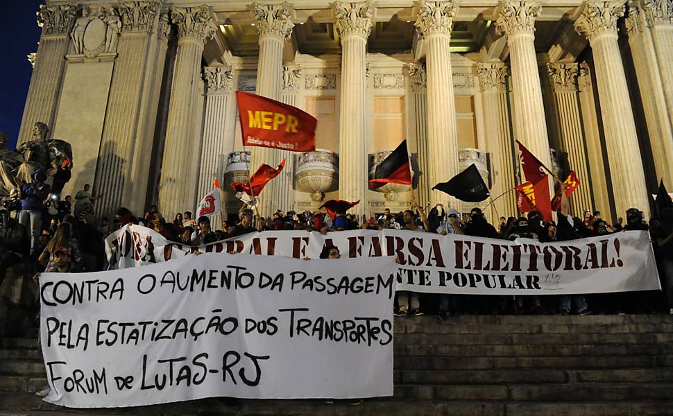 Manifestantes protestam contra aumento da tarifa em frente ao Theatro Municipal do Rio 