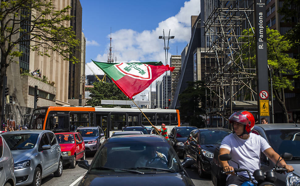 Torcedores da Portuguesa protestam na Paulista em 2013