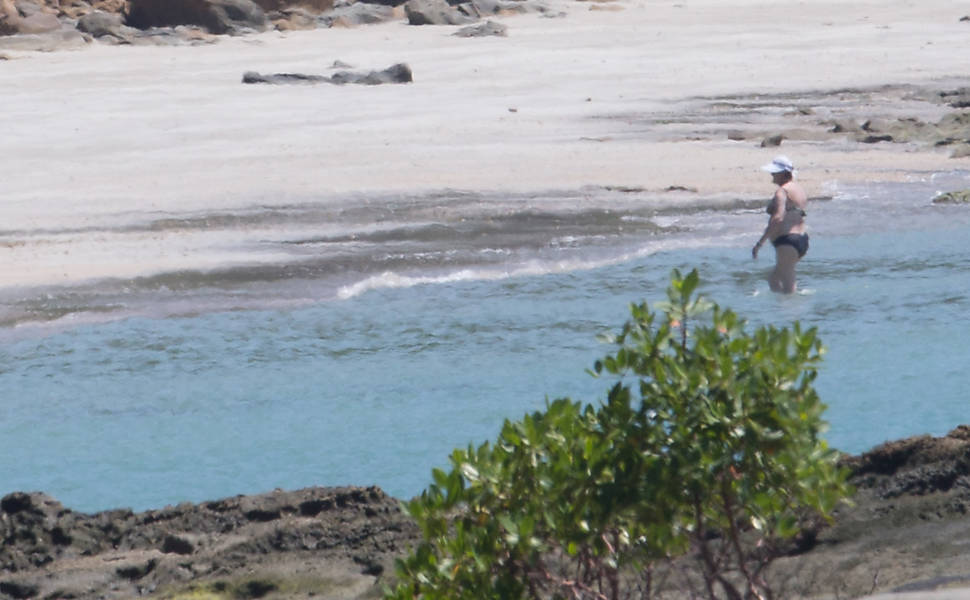 Bolsonaro vai à praia em base naval ao lado da filha Laura