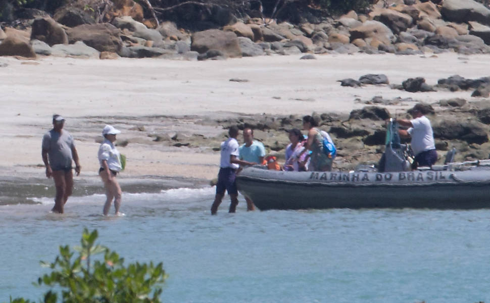 Bolsonaro vai à praia em base naval ao lado da filha Laura