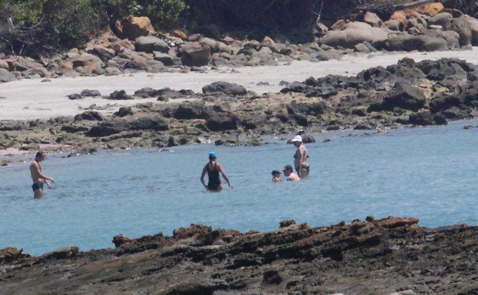 Bolsonaro vai à praia em base naval ao lado da filha Laura