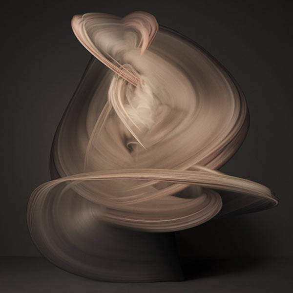 Fotógrafo cria esculturas com bailarina nua