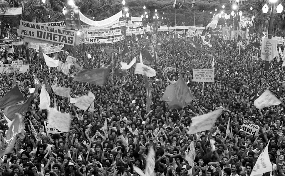 Vista aérea da multidão concentrada na Praça da Sé, em São Paulo