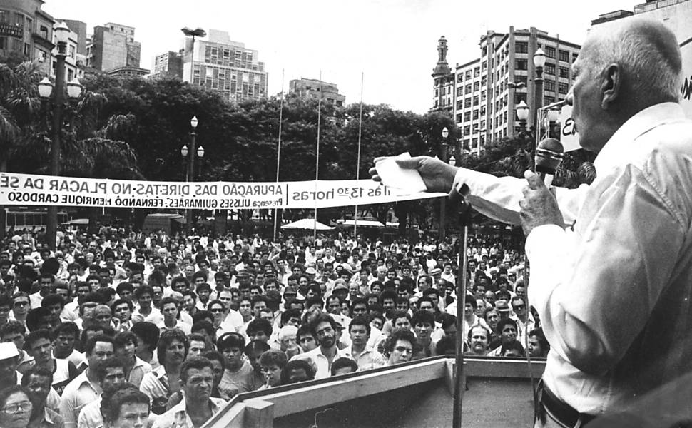 O deputado Ulysses Guimarães discursa em comício pelas Diretas-Já