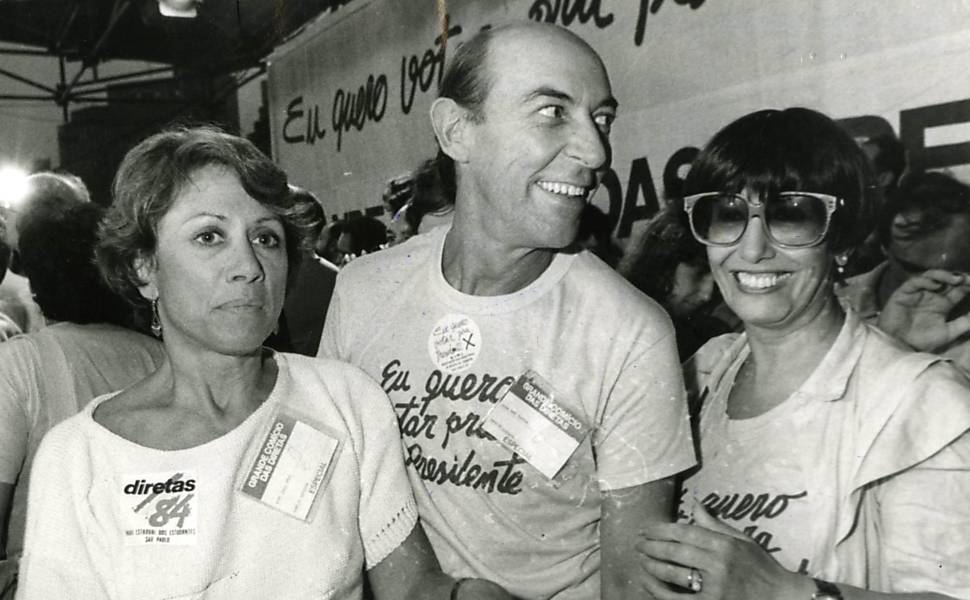 A atriz Dina Sfat, o ator Raul Cortez e a atriz e deputada estadual Ruth Escobar em comício