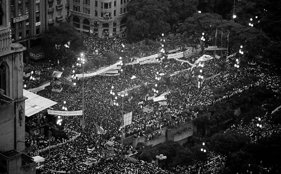 Vista da multidão concentrada na Praça da Sé, em São Paulo