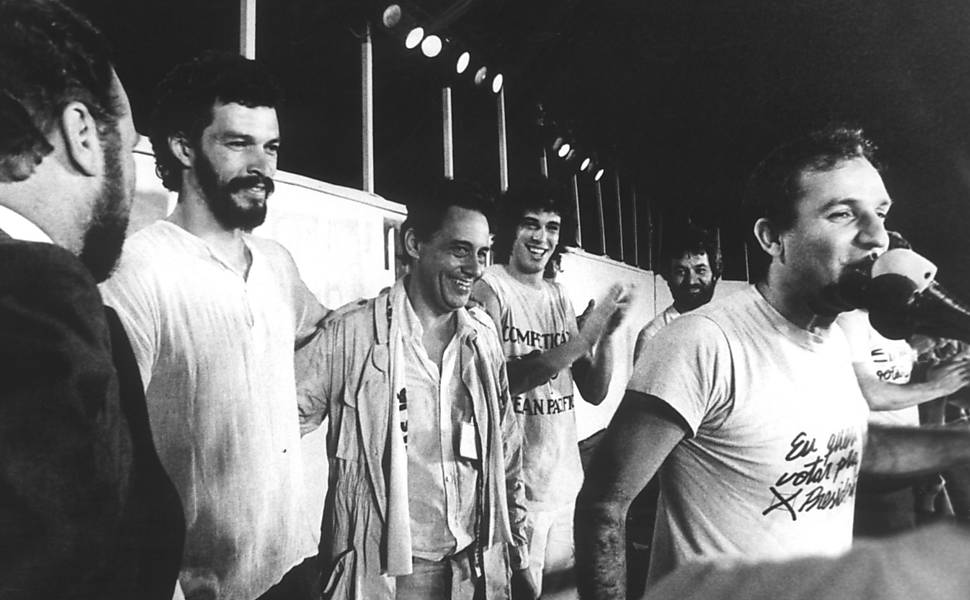 Os jogadores Sócrates e Casagrande, o locutor esportivo Osmar Santos e o senador Fernando Henrique Cardoso