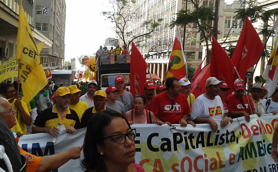 Marcha de centrais sindicais abre Fórum Social no RS
