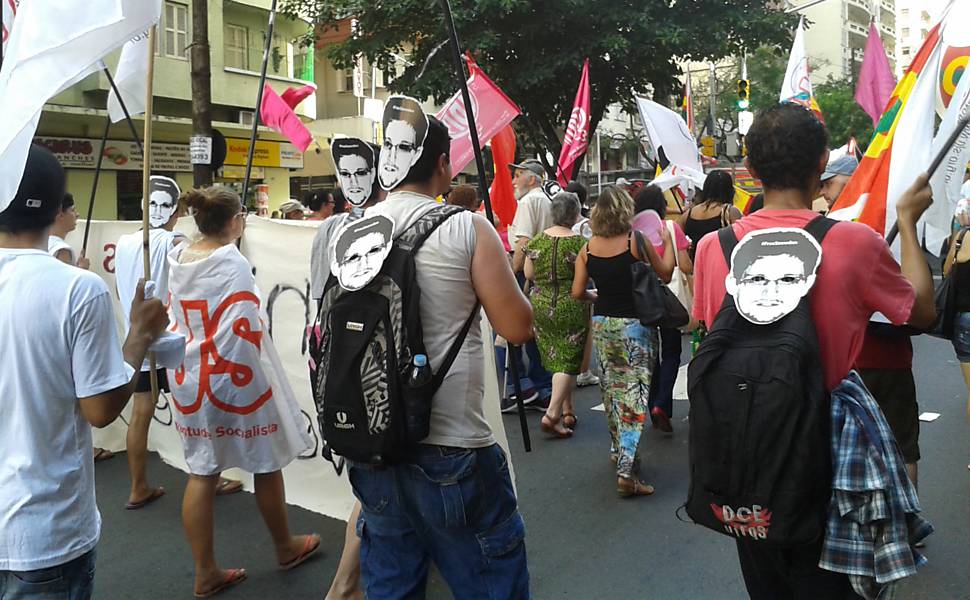 Máscaras de Edward Snowden distribuídas na marcha de abertura do Fórum Social Mundial, em Porto Alegre (RS)