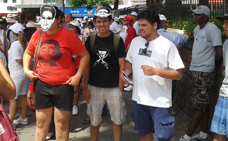 Máscaras de Edward Snowden distribuídas na marcha de abertura do Fórum Social Mundial, em Porto Alegre (RS)