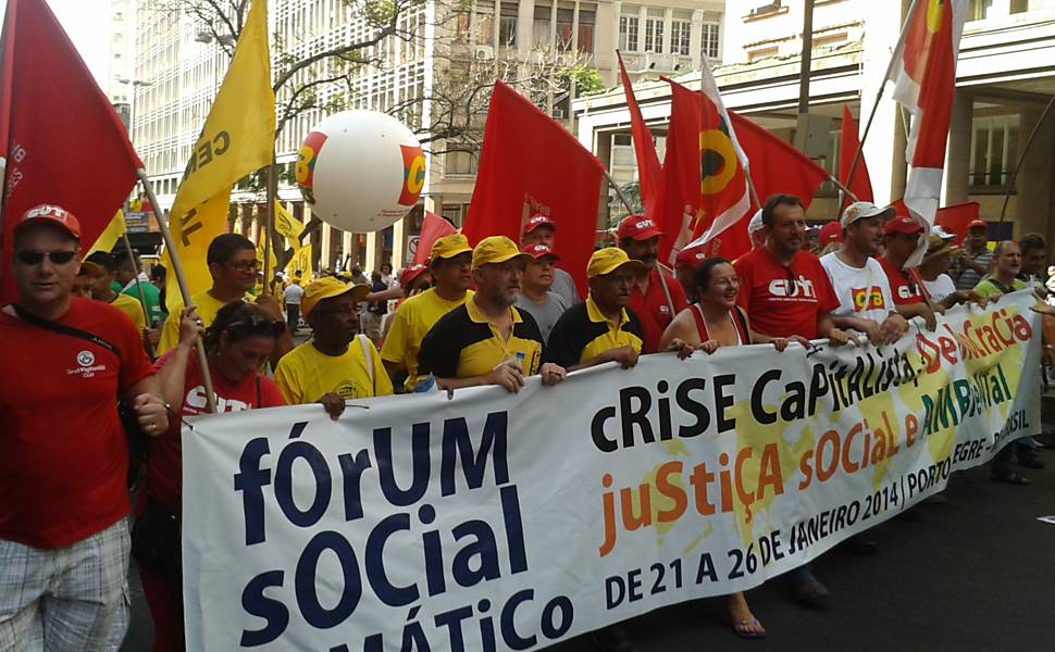 Marcha de centrais sindicais abre Fórum Social no RS
