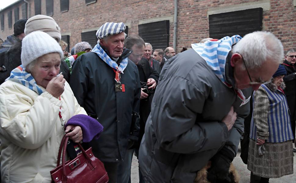 Sobrevivente do Holocausto chora durante cerimônia pelos 69 anos da liberação do campo de Auschwitz, na Polônia