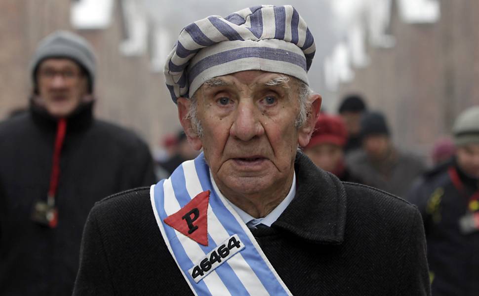 Sobrevivente do Holocausto participa de cerimônia pelos 69 anos da liberação do campo de Auschwitz, na Polônia