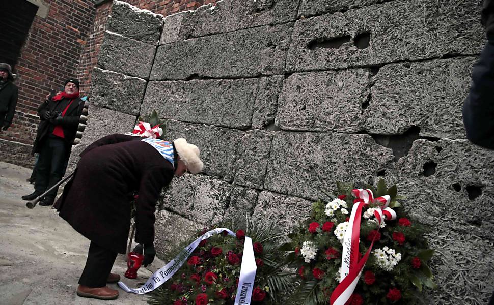 Sobrevivente do Holocausto presta homenagem em cerimônia pelos 69 anos da liberação do campo de Auschwitz, na Polônia
