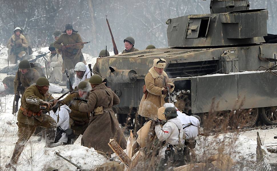 Atores encenam batalha da Segunda Guerra Mundial em Leningrado, na Rússia