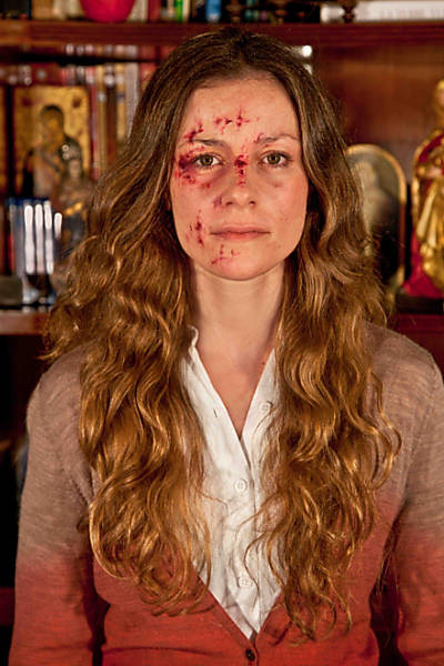 Fotógrafa paulistana expõe na Bienal Internacional de Roma ensaio que retrata vítimas da violência doméstica