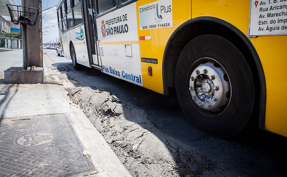 Buracos na faixa de ônibus da avenida Marechal Tito