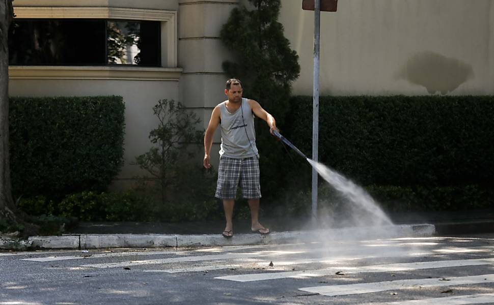 Desperdício de água em São Paulo - 18/04/2019 - Cotidiano - Fotografia ...