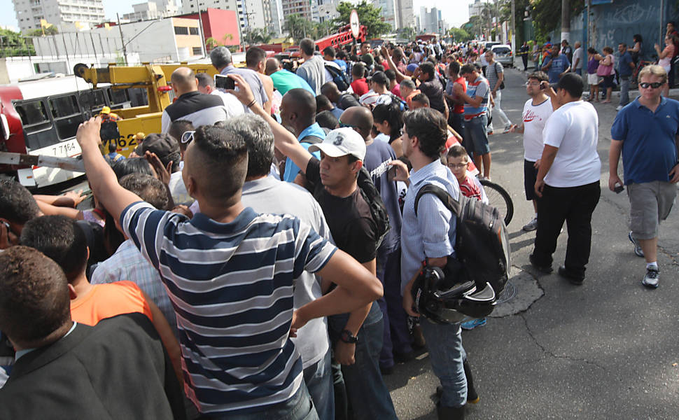 Acidente de ônibus e carro em São Paulo