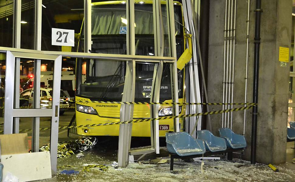 Acidente de ônibus na rodoviária do Tietê