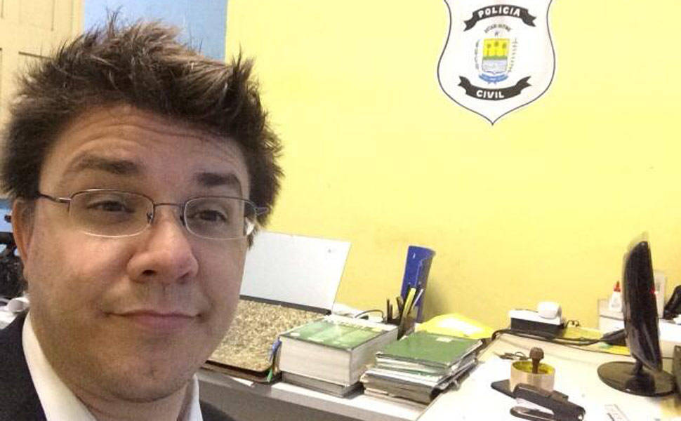 Oscar Filho posta foto entquanto faz B.O. em delegacia