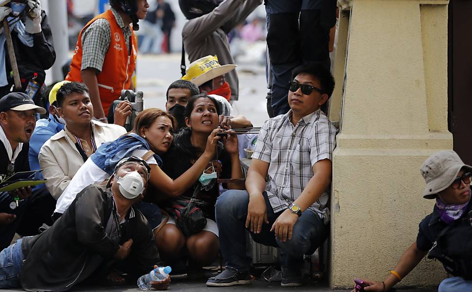 Manifestantes enfrentam a polícia na Tailândia