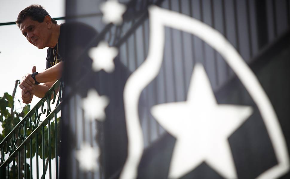 Roberto Jefferson, delator do mensalão, aguarda em sua casa em Levy Gasparian o mandado para início do cumprimento de sua pena