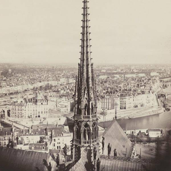 Cem das fotografias de Marville estão reunidas na mostra “Charles Marville: Photographer of Paris” (“Charles Marville: Fotógrafo de Paris”), em cartaz no Metropolitan Museum of Art, em Nova York. Esta, de 1859-60, mostra a Catedral de Notre-Dame