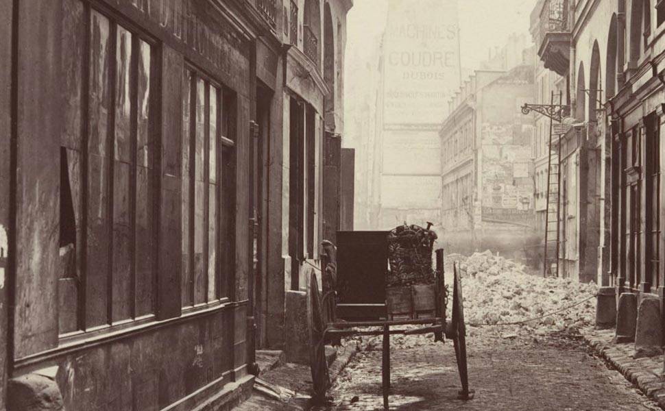 Marville documentou o desaparecimento de ruelas medievais, substituídas por amplos bulevares dentro do projeto de reforma urbana lançado pelo imperador Napoleão 3º e colocado em prática pelo barão Georges-Eugène Haussmann. Esta imagem foi capturada entre 1862 e 1865