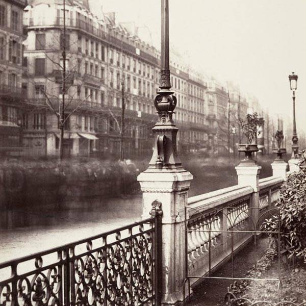 Enquanto redesenhava o mapa de Paris, Haussmann também transformou a experiência urbana, instalando, entre outras inovações, ampla iluminação pública. “Quando deixou o cargo, Paris não era mais um lugar onde os moradores só se aventuravam a sair à noite se acompanhados de homens armados carregando lanternas”, diz o texto de apresentação da mostra. Esta foto é de 1864