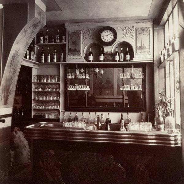 Segundo os organizadores, a instalação explora como os artistas da época encontraram maneiras poéticas de registrar com suas câmeras as qualidades essenciais da cidade. Esta imagem, do fotógrafo francês Eugène Atget, mostra uma loja de vinhos em 1910