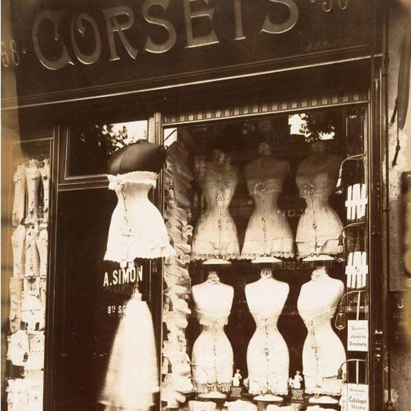Nascido em 1857, Eugène Atget influenciou o surrealismo com sua obra, considerada inovadora. A foto acima, de 1912, mostra espartilhos em uma vitrine no Boulevard de Strasbourg