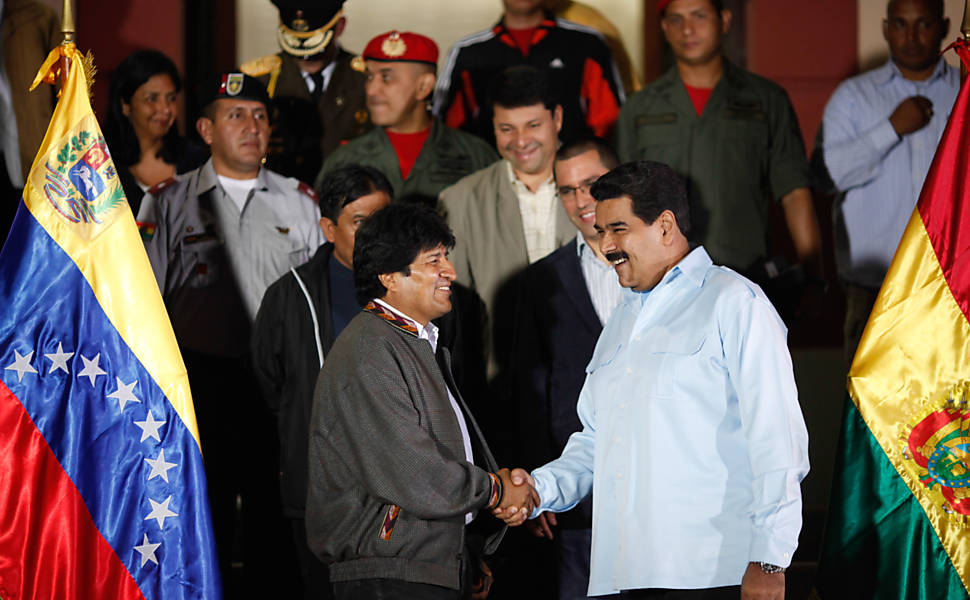 O presidente venezuelano Nicolás Maduro (dir.) cumprimenta o presidente da Bolívia Evo Morales durante encontro em Caracas, Venezuela  