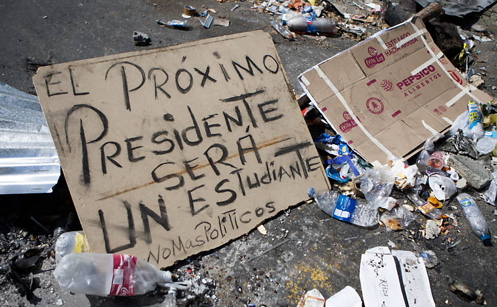 Um cartaz com os dizeres "O próximo presidente será um estudante, chega de políticos" é visto nas ruas de Caracas durante protestos antigoverno  
