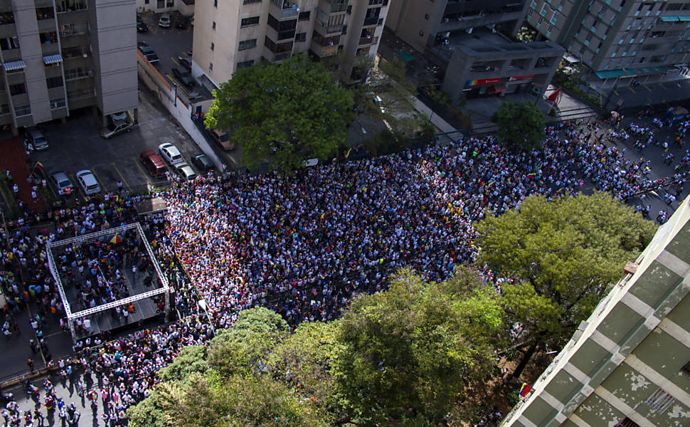Milhares de manifestantes tomam as ruas de Caracas para protestar contra o presidente Nicolás Maduro  