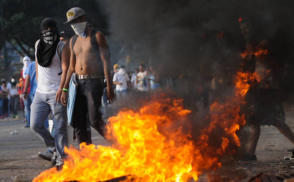 Manifestantes entram em confronto contra a Polícia Nacional Bolivariana em Chacao 