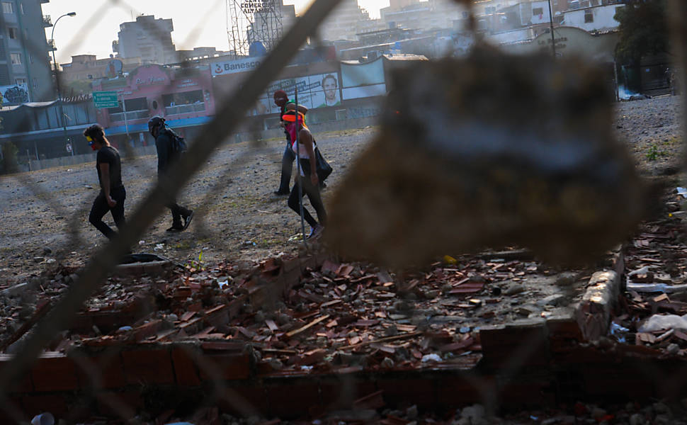 Manifestantes entram em confronto contra a Polícia Nacional Bolivariana em Chacao