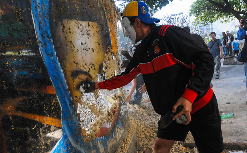 Manifestantes entram em confronto contra a Polícia Nacional Bolivariana em Chacao 