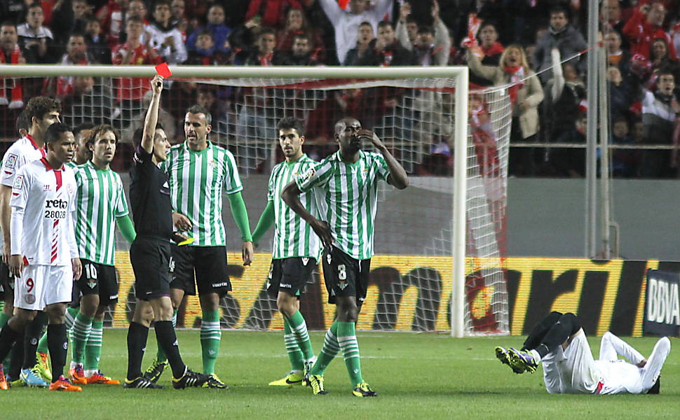 O zagueiro Paulão, do Betis, foi hostilizado pela torcida do seu próprio time, em 2013