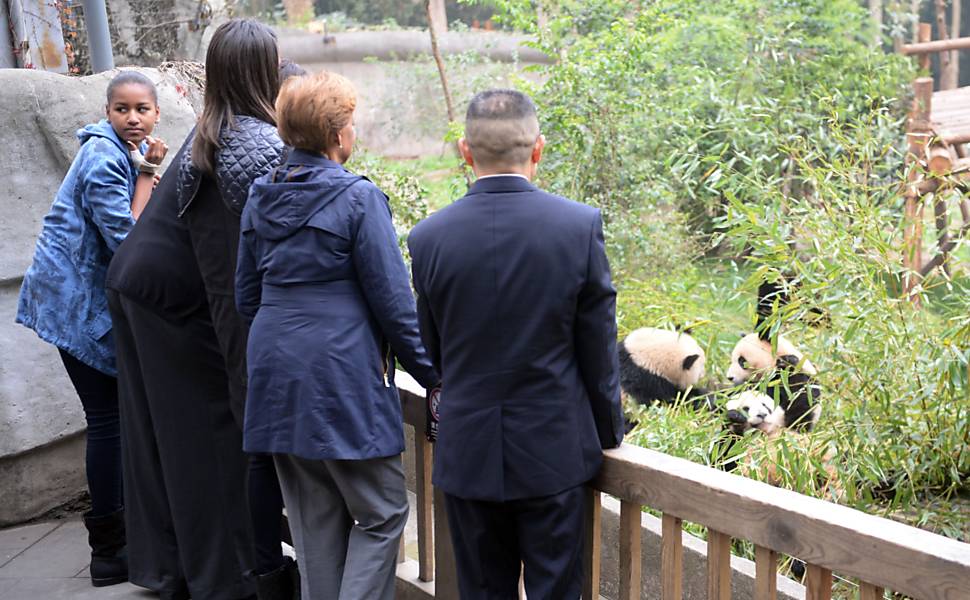 A primeira-dama dos Estados Unidos observa pandas ao lado de suas filhas Maila e Sasha, e sua mãe Marian Robinson, na reserva de Chengdu, na China