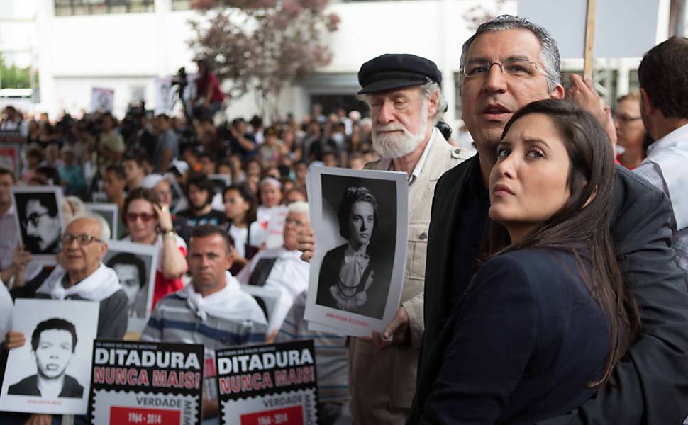 Ao lado da mulher, Alexandre Padilha (PT) participa de ato dos 50 anos do golpe militar, em SP