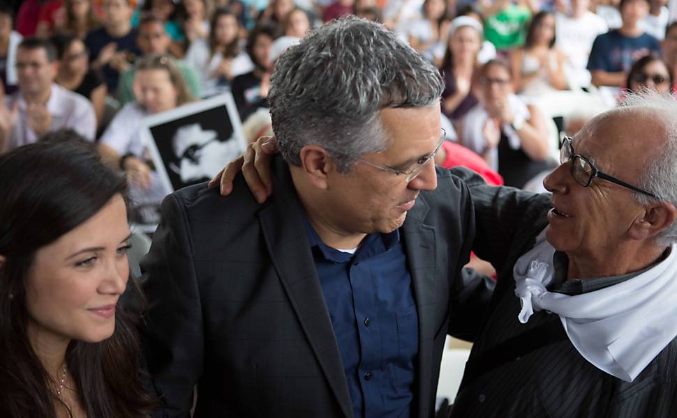 Durante ato, Alexandre Padilha (PT) cumprimenta seu pai, que ficou 11 meses sob tortura