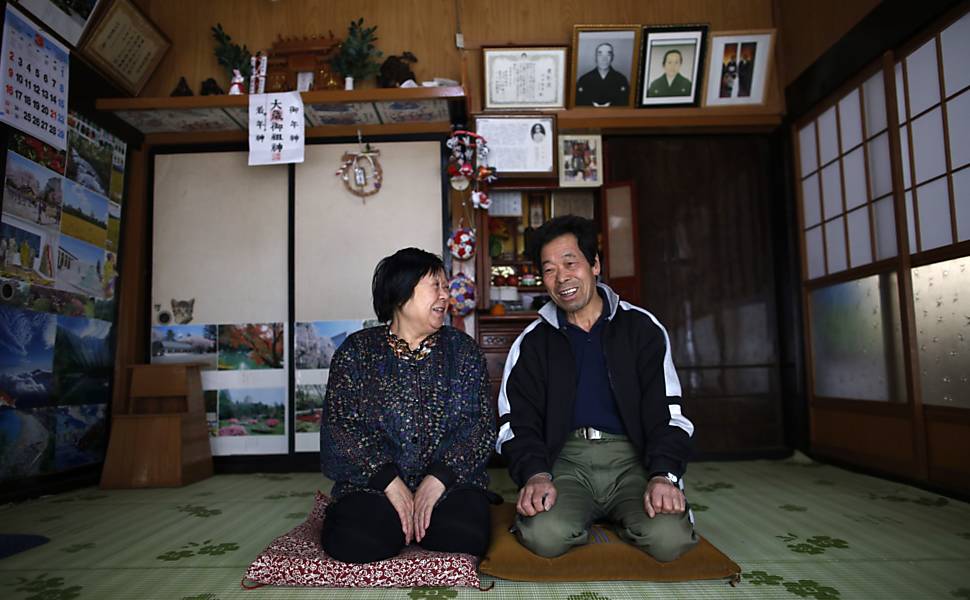 Kimiko (à esquerda) e Toshio Koyama voltam a Tamura, que fica a 20 km de Fukushima