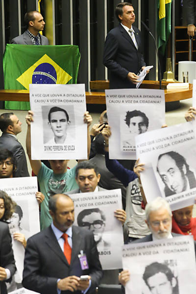 Tumulto começou quando militantes ficaram de costas durante fala de Jair Bolsonaro (PP-RJ)
