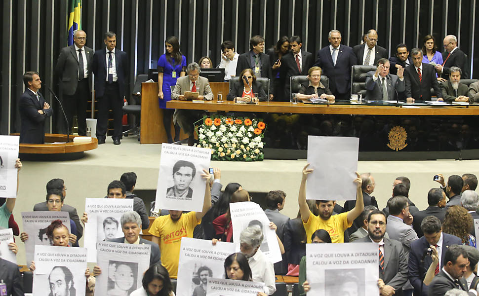 Após cerca de dez minutos, Bolsonaro reabriu a sessão, mas os manifestantes continuaram de costas
